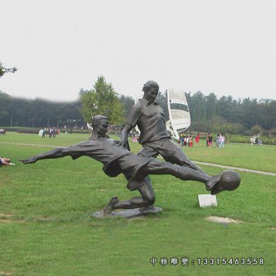 公园铜雕踢足球人物