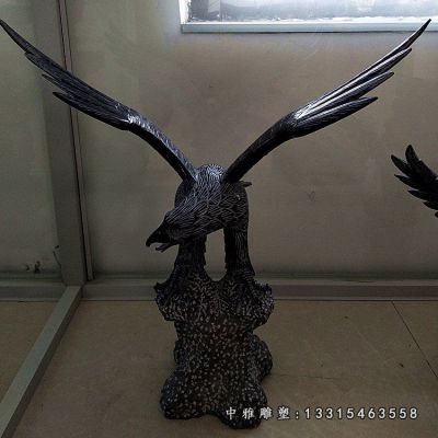 广场雄鹰石雕