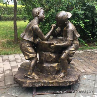 掰手腕儿童铜雕