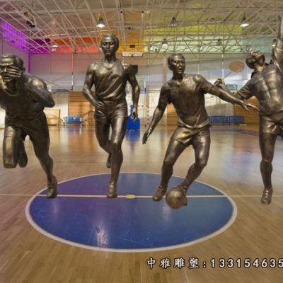 铜雕公园踢足球人物