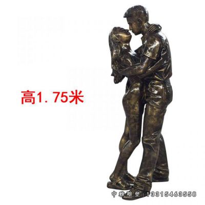 广场情侣铜雕