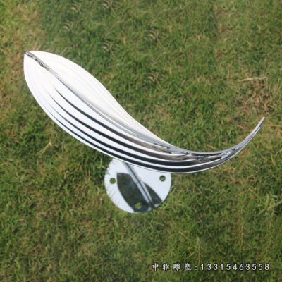 不锈钢草坪鱼雕塑