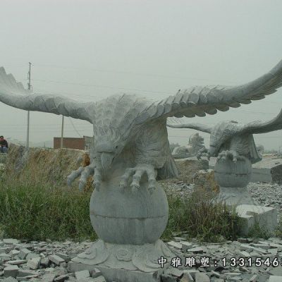 石雕展翅雄鹰