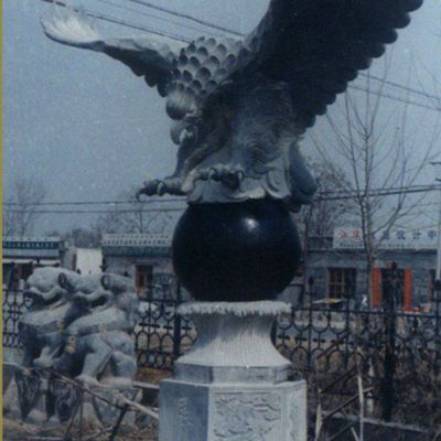广场石雕雄鹰