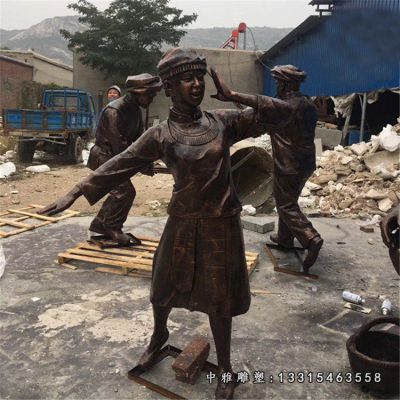 铜雕广场跳舞人物