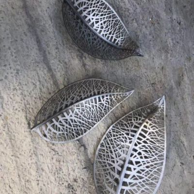 镂空不锈钢树叶雕塑