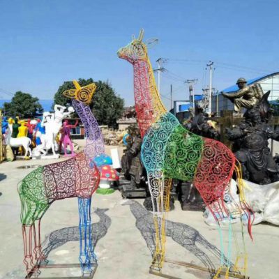 不锈钢镂空长颈鹿雕塑