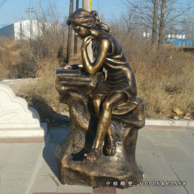 铜雕广场读书人物