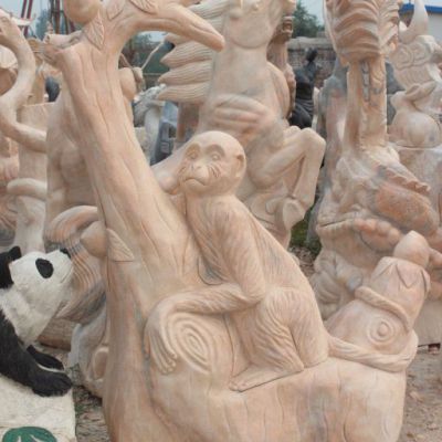 晚霞红石雕猴子