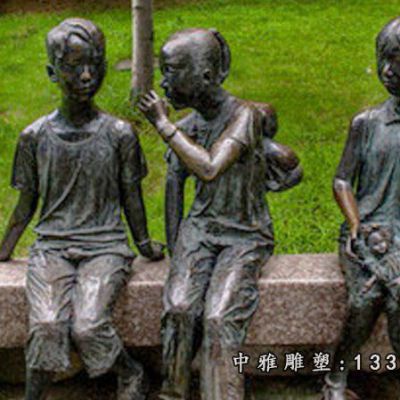 嬉戏铜雕儿童