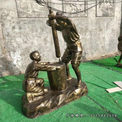 民俗铜雕打糍粑人物