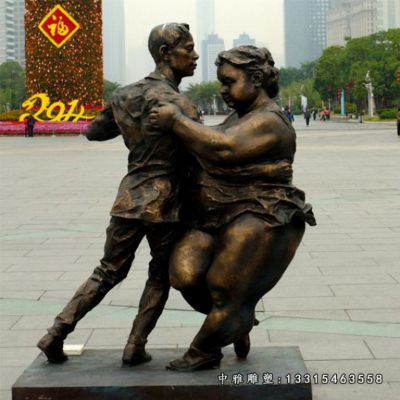 广场铜雕跳舞人物