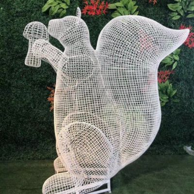 不锈钢镂空松鼠雕塑 