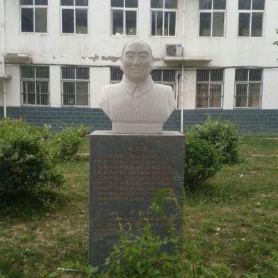 校园黄炎培石雕
